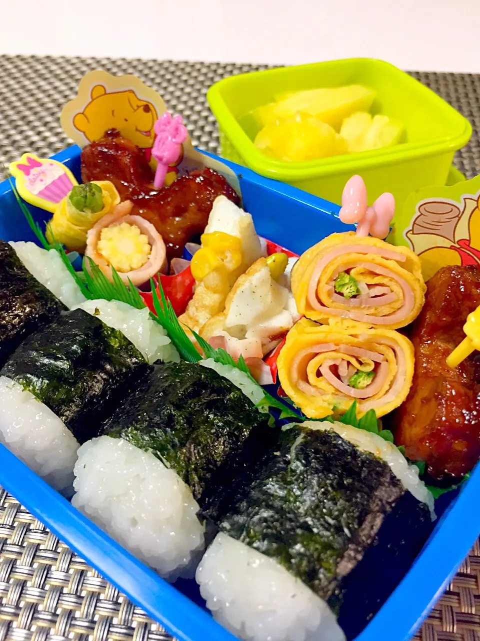 9/8のお弁当
寝坊して慌てて作った。。
おにぎりに、ハンバーグ、アスパラとヤングコーンのハム&卵巻き、はんぺんと枝豆・コーンのふわふわ焼き。
デザートは、パイナップル。
#幼稚園お弁当|usa_ringさん