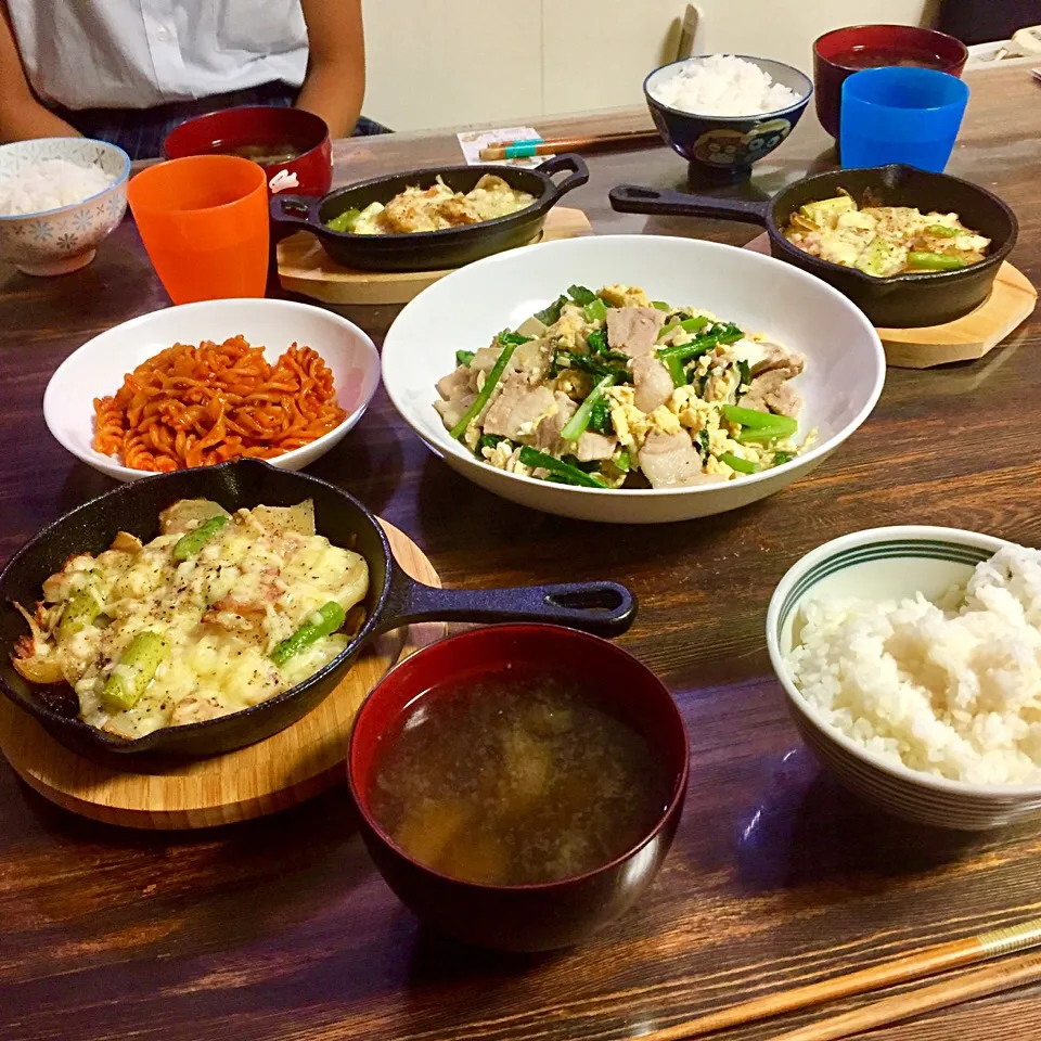 ある日の夕飯🎶
ジャーマンポテト、アラビアータ、豚肉と小松菜の中華炒め|いしくん。（たまご王子🥚🐣🐥🐔）さん