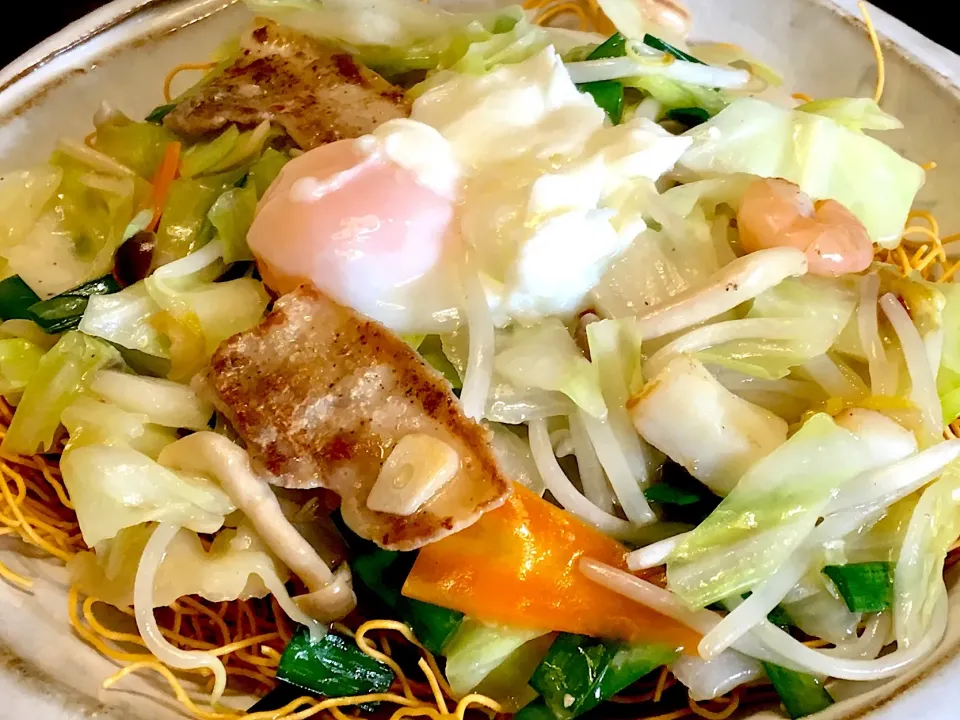 Snapdishの料理写真:皿うどん(細麺)                                                    #豚バラ #イカ #エビ #あさり #野菜たっぷり #温玉 #ランチ|mottomoさん