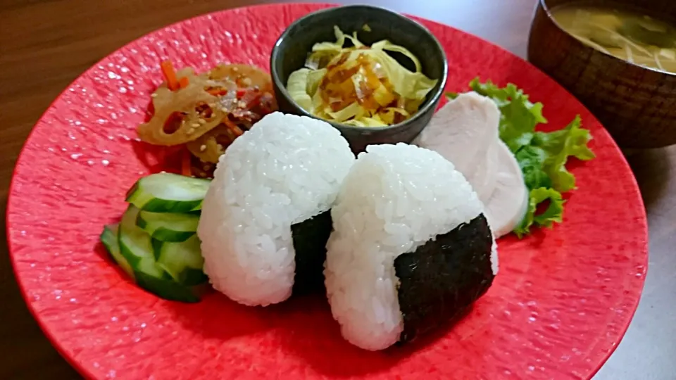 子供昼ご飯🍙梅昆布お握り、胡瓜塩麹浸け、サラダチキンレモン|アンジェさん