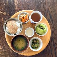 朝ごはん
   納豆ごはん  具沢山お味噌汁
   オクラの胡麻和え、切り干し大根の煮物
    豆乳、キーウィ