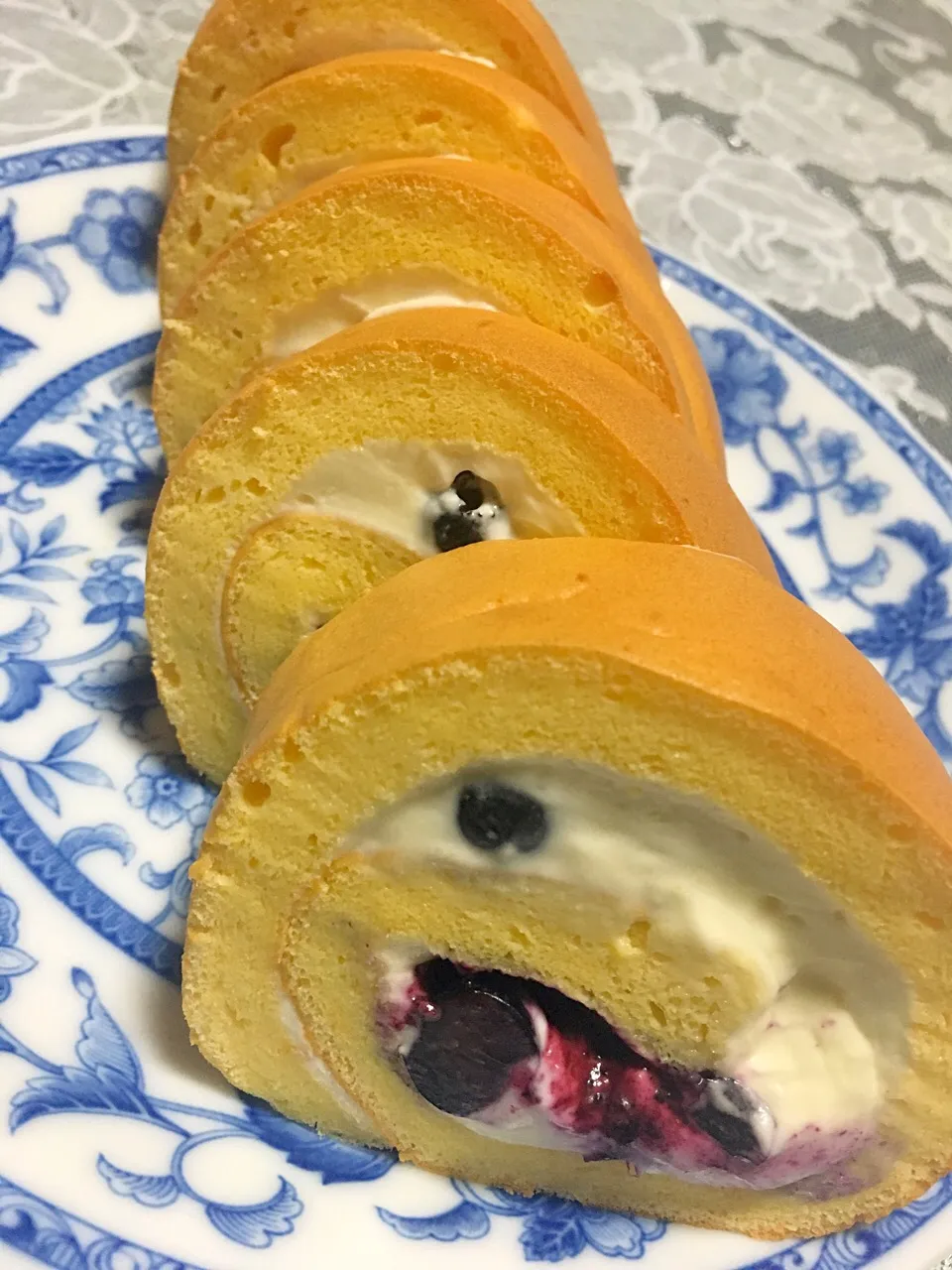 Snapdishの料理写真:ブルーベリーチーズのスフレロール‼️|長さんさん