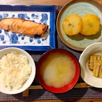 Snapdishの料理写真:鮭、大根ステーキ、ごぼう煮、うっすらだしごはん|せさん