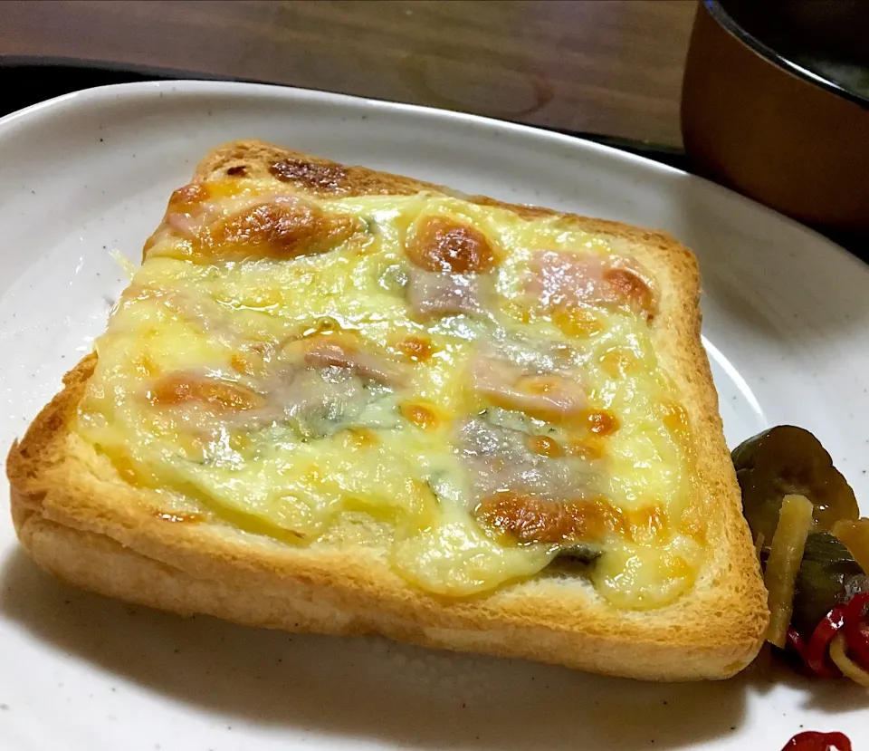 Snapdishの料理写真:単身赴任の朝ごはん🌅
ベーコン🥓と大葉のピザトースト🍕🍞
オクラとワカメの味噌汁
🥒きゅうりのキューちゃん漬け
カフェ☕️オレ|ぽんたさん