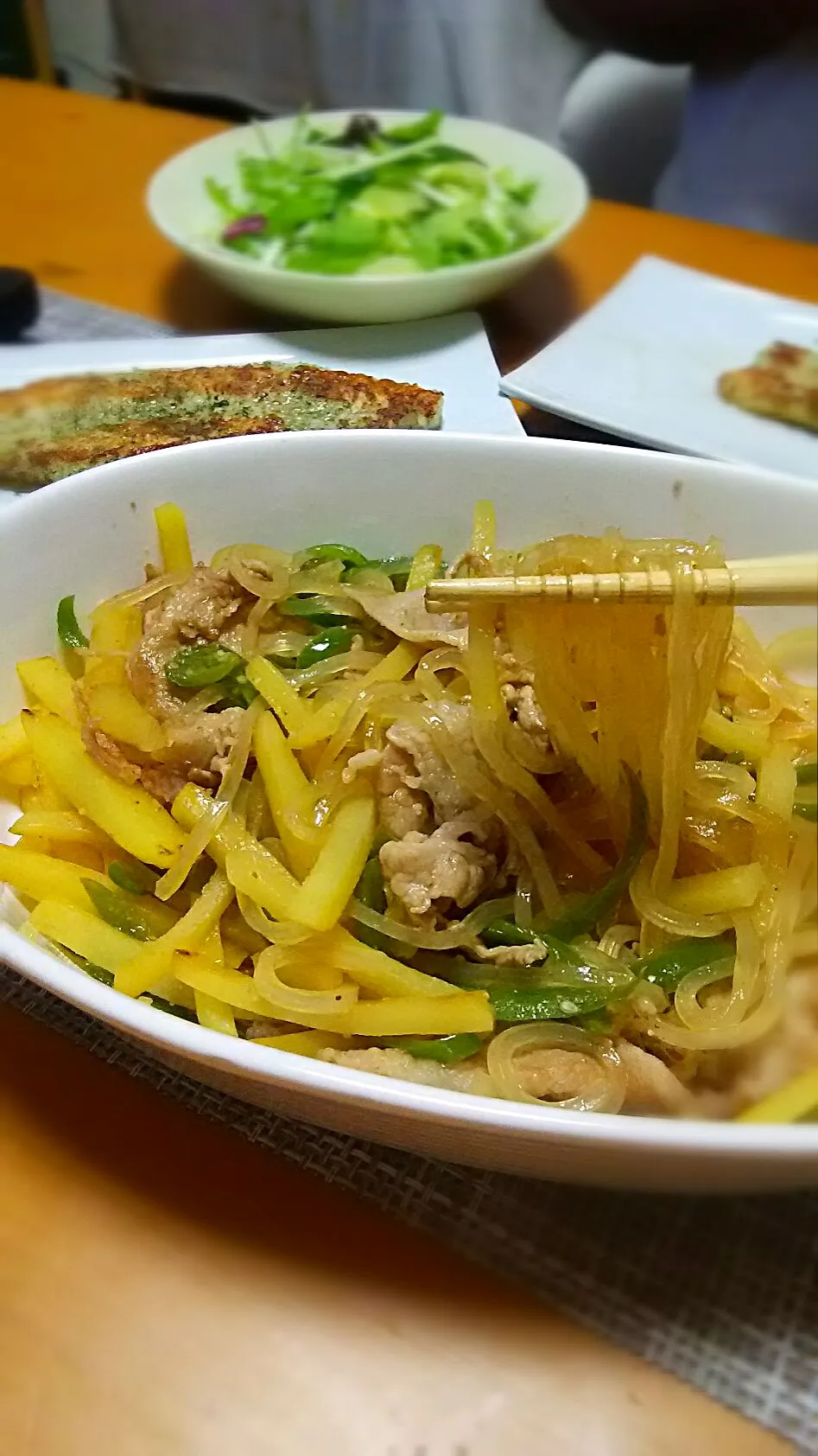 生マロニー✨
じゃが芋とピーマンと豚肉で醤油炒め|ちはるさん