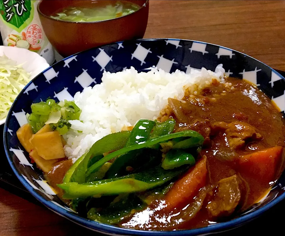 Snapdishの料理写真:単身赴任の晩ごはん🎑🌠
ピーマン炒めのカレーライス🍛
キャベツと大根の千切りサラダ🥗
大根葉の浅漬  大根の皮のピリ辛漬
キャベツと玉ねぎの塩麹スープ
#カレー🍛#単身赴任飯|ぽんたさん