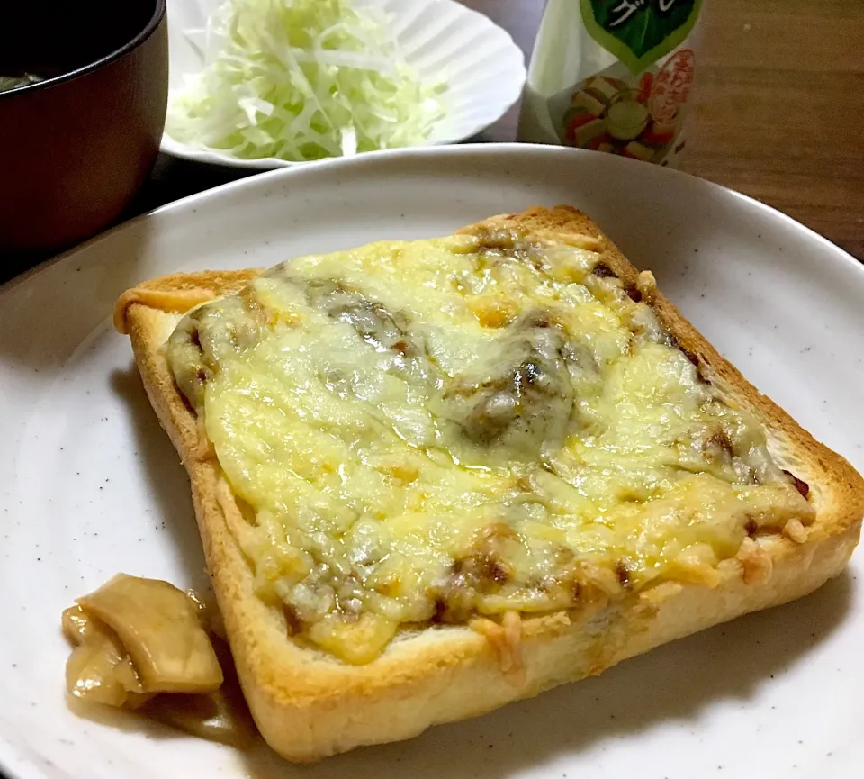 単身赴任の朝ごはん☀️🍴
カレチートースト🍞
キャベツと大根の千切りサラダ
キャベツと玉ねぎの塩麹スープ
カフェ☕️オレ|ぽんたさん