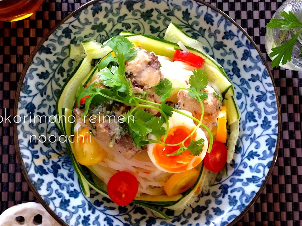 Snapdishの料理写真:はっぷんさんの料理 鯖缶ネギマヨ焼きを冷麺にのっけちゃいました☆夏の終わり、残り物野菜たちものっけた冷麺です♪|なだちいさん