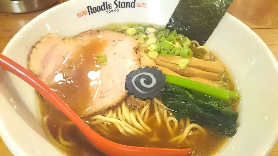 【2017年9月オープン】 Noodle Stand Tokyo の KUROSHIO煮干しラーメン(醤油) @ 原宿17128|大脇さん