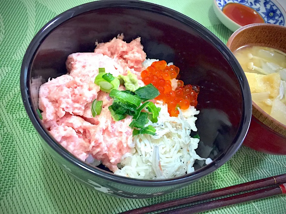 今日のお昼ご飯. #鮪のたたき、#釜揚げしらす、#いくら|Ikuさん