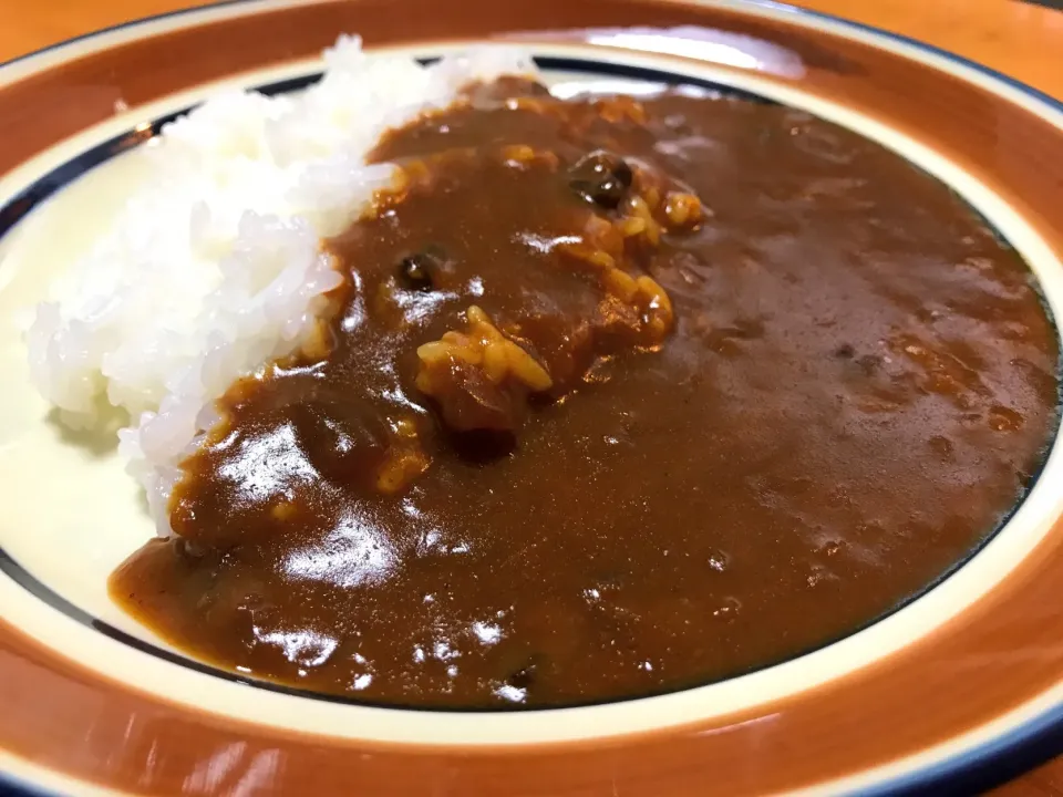 お昼はレトルトカレーとチンご飯😁🍛|ジイジさん