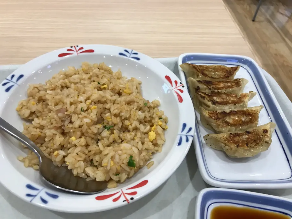 Snapdishの料理写真:チャーハンと餃子|手品先輩さん