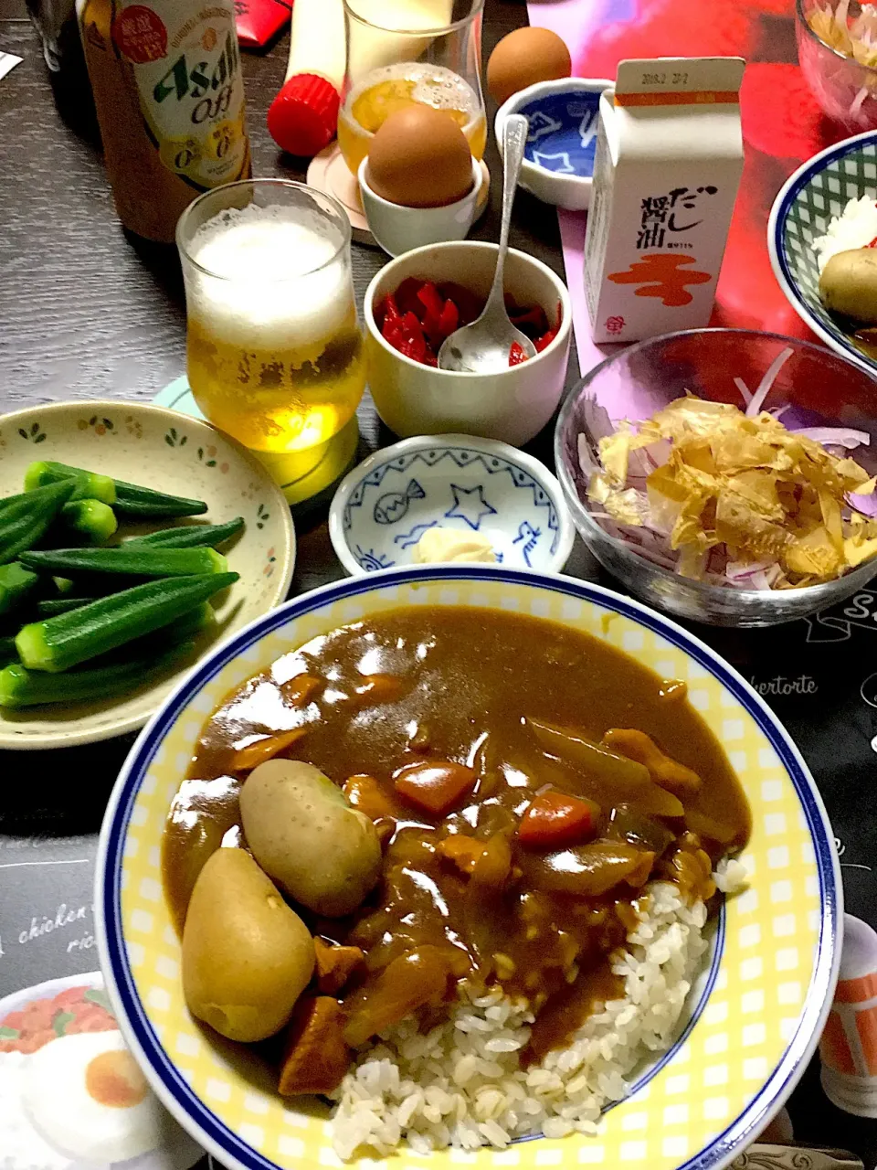 チキンカレー、丸ごとジャガイモ、茹でオクラ、、ゆで卵、紫玉ねぎスライス鰹乗せを出汁醤油で(*^｡^*)|ライムさん