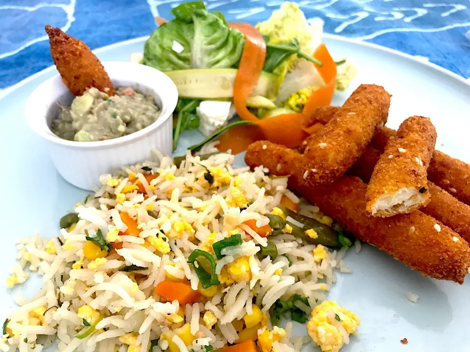 Crumbed Cheese Potato fries, veg rice with egg, salad and guacamole|Sergio Lacuevaさん