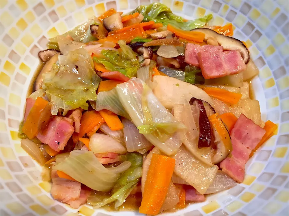 Snapdishの料理写真:残り野菜とベーコンのグレイビーソース炒め 柚子胡椒風味|Manabu Tanakaさん