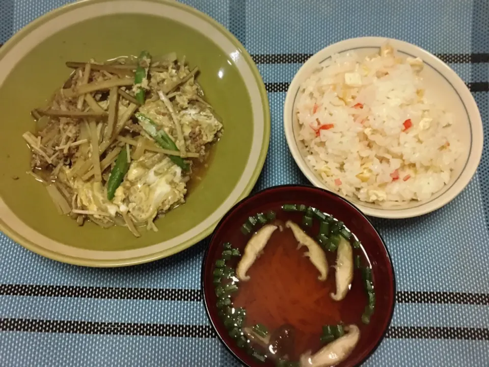 ごぼうと牛そぼろの柳川風・人参と椎茸のイベントおつゆ・揚げとカニカマの炊き込みご飯|美也子さん