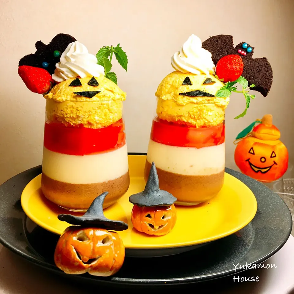 Snapdishの料理写真:ハロウィンデザート🎃
グラス下から
チョコレートムース
バニラムース
りんご🍎プルーンのコンポート
かぼちゃレアチーズ
頭にクリームをくるりん絞って
顔は、かぼちゃの皮ですよ
ココアスポンジで、
コウモリ🦇かぼちゃ🎃を、型取り
おーばーけー👻デザート完成|ゆかモンさん