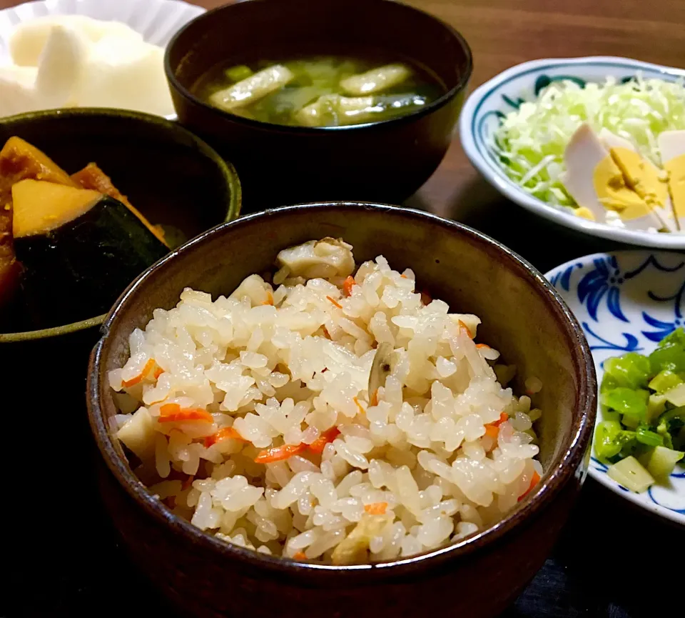 単身赴任の晩ごはん🎑🌙
かやくご飯
かぼちゃの煮物🎃
キャベツと味玉のサラダ
大根葉の浅漬
ワカメ、大根、ネギのごま油炒めの味噌汁
梨|ぽんたさん