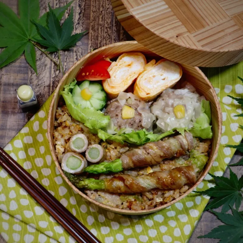 シュウマイ、豚バラとアスパラのオイスター炒めとレタス炒飯の中華弁当。|sabu-hinataさん