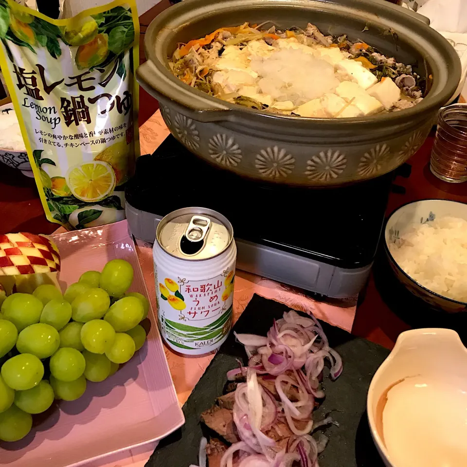 Snapdishの料理写真:今日の夕飯
塩レモン鍋🍲
自家製ローストビーフ
シャインマスカットとりんご🍎|mokoさん