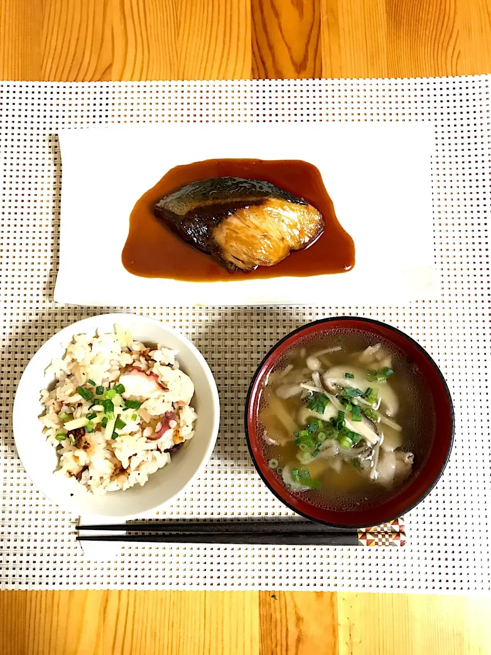 Snapdishの料理写真:【秋の晩ご飯】ぶりの照り焼き、たこ飯、きのこ汁|sayaさん