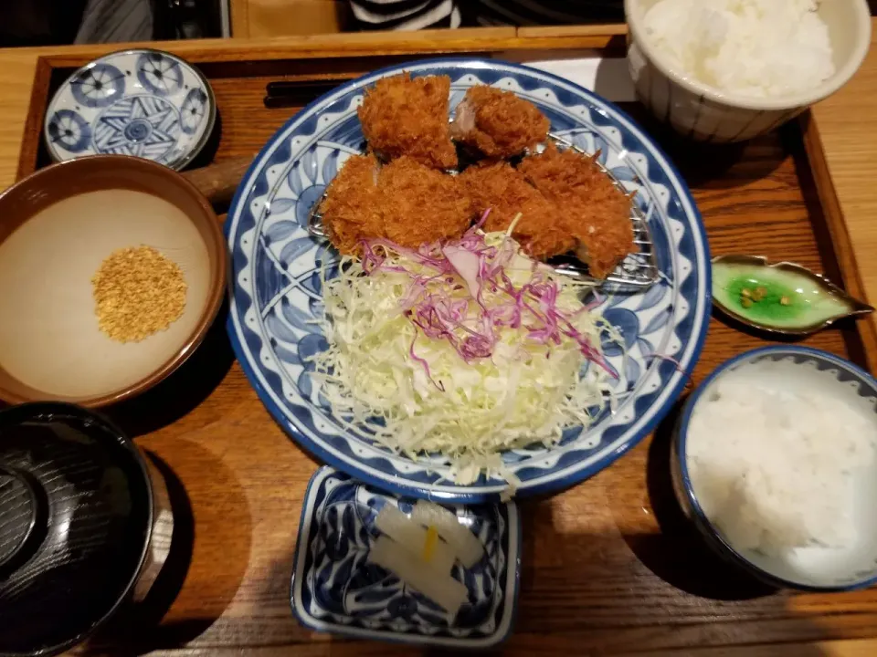 妻は
店長オススメ一口ひれかつ定食|Morito Kamiyaさん