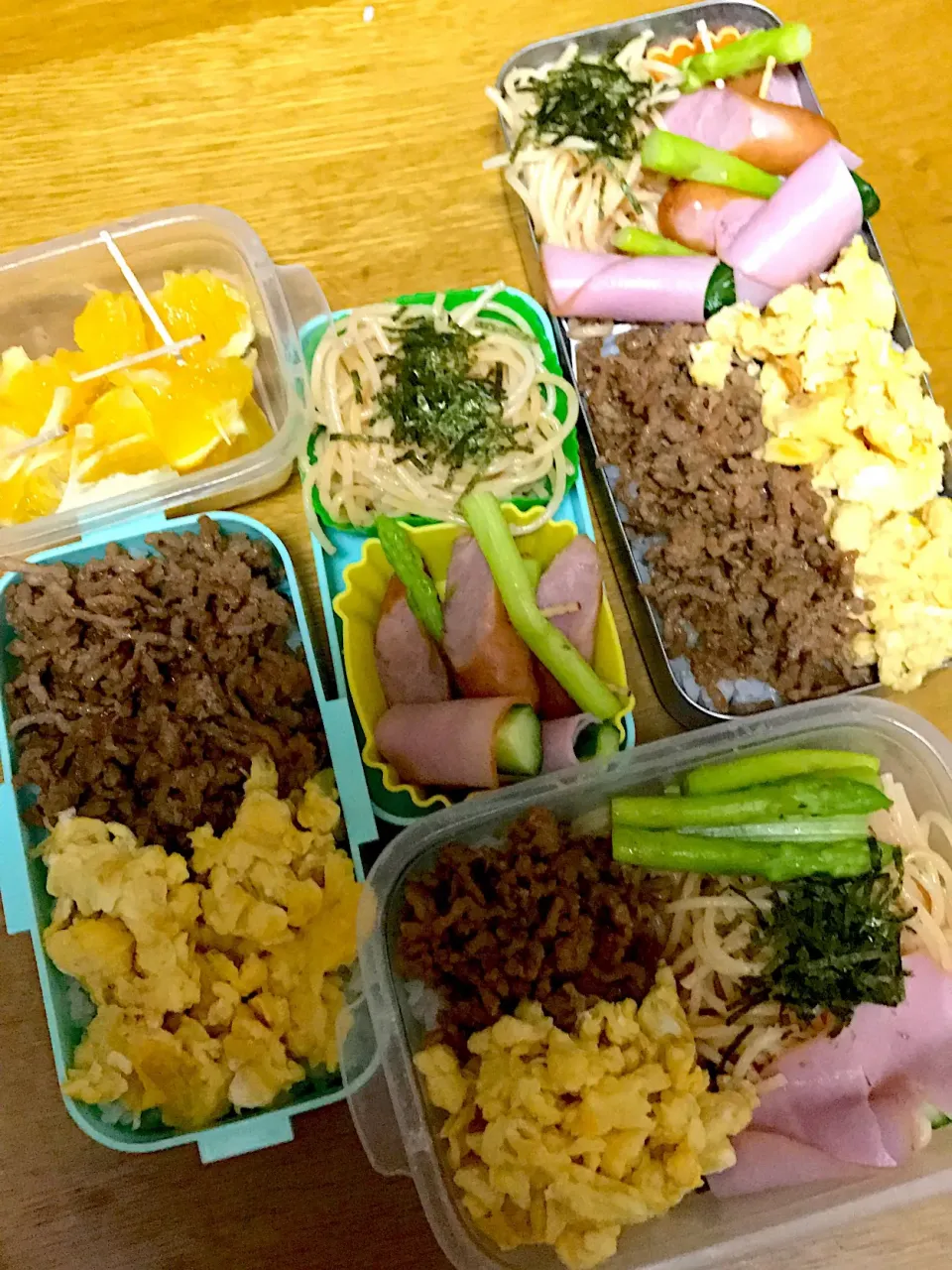 そぼろ2色ごはんと明太子スパ弁当。パパ仕事弁、娘ミニバス弁、ママ応援弁。|めぐりんさん