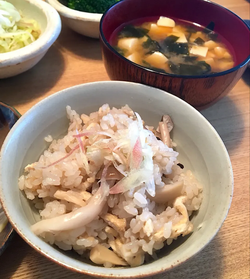 あさごはん
キノコの炊き込みご飯🍄お味噌汁|kctreeさん