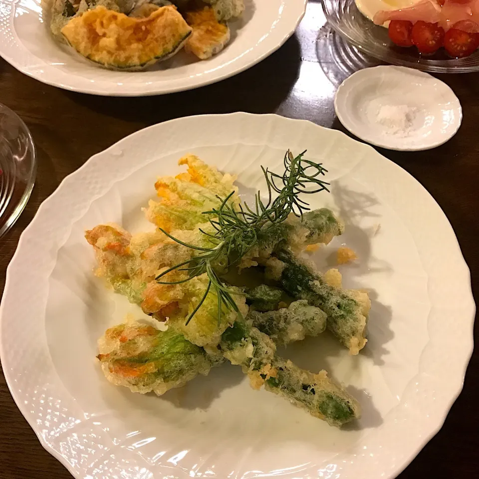 Snapdishの料理写真:花ズッキーニのフリット|kayoさん