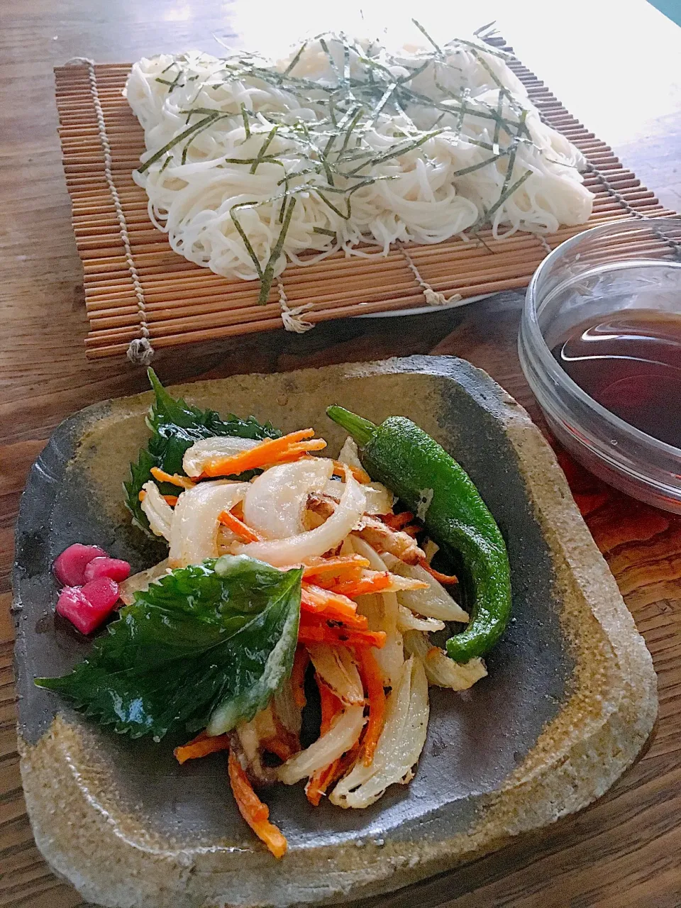 休日のお昼御飯
・素麺
・たまねぎ 人参  椎茸
・大葉  アマトウ|akiさん