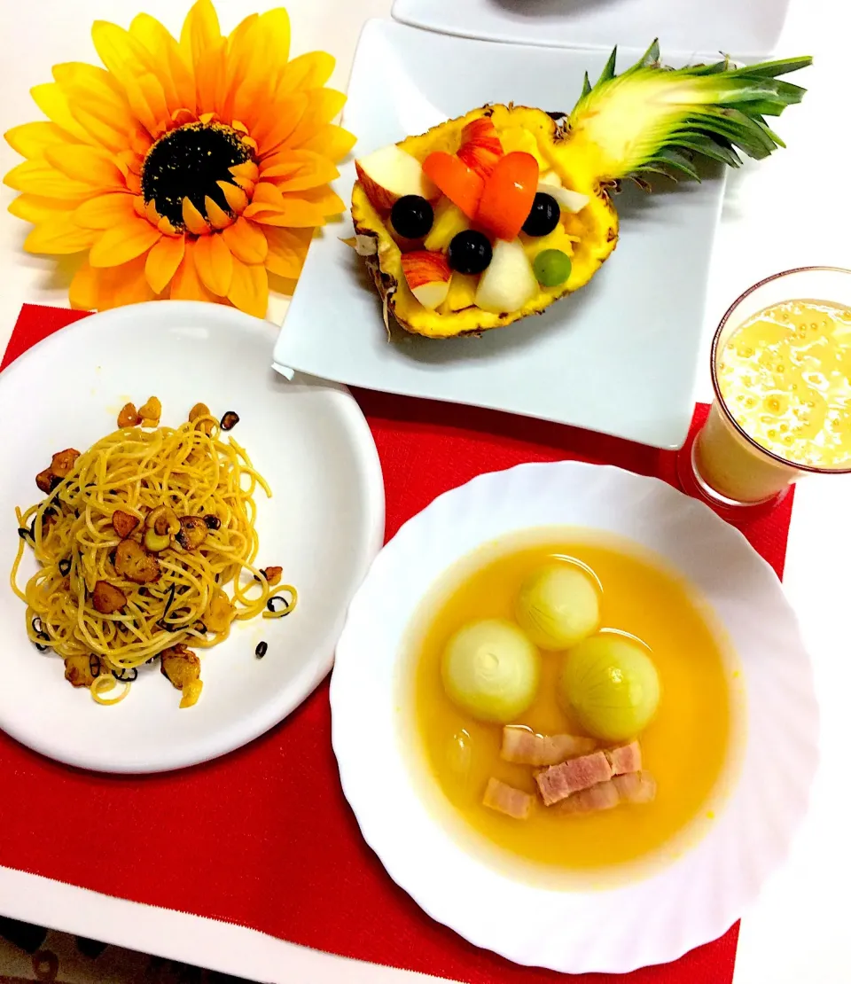 朝ごはんは勝負飯( ◠‿◠ )
たっぷりニンニクスパ😋
コンソメスープ😋
フルーツ盛合せ🍍
パイナップルの芯入り甘酒スムージー✌️|はみちゃんさん