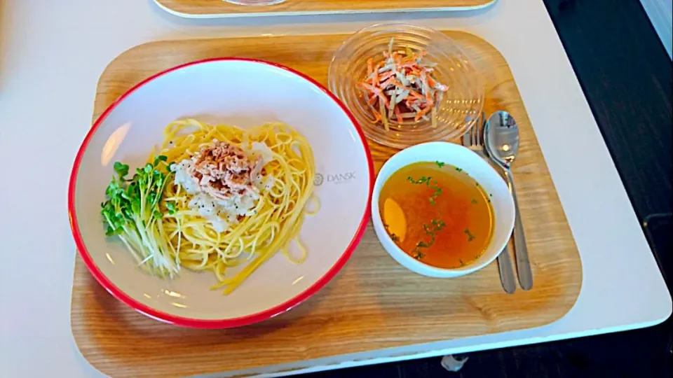 今日の昼食 ツナと大根おろしの塩麹パスタ、ごぼうサラダ、コンソメスープ|pinknari🐰🌈さん