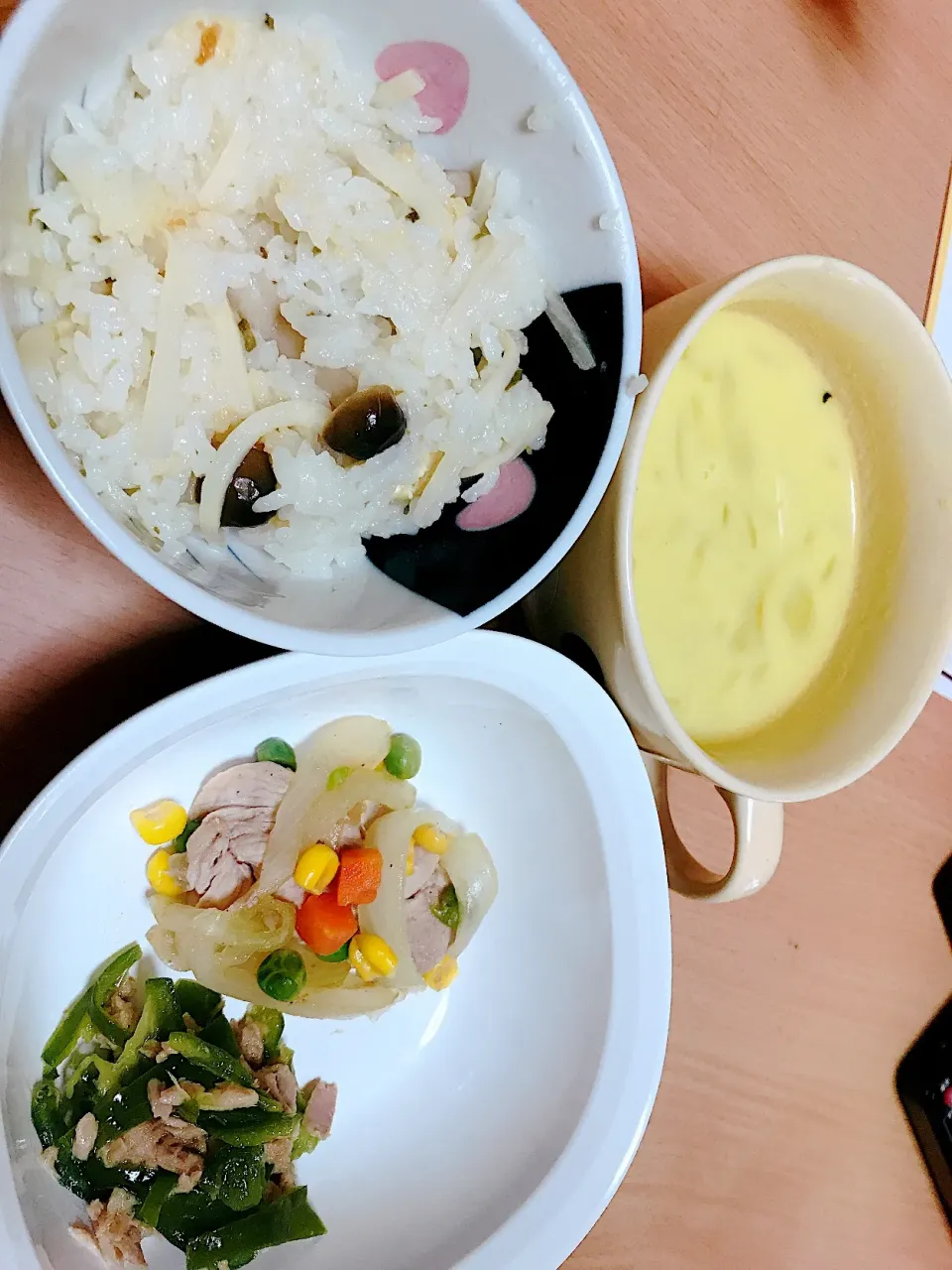 Snapdishの料理写真:たけのこごはん
カボチャスープ
ピーマンツナ缶
豚こま肉の焼き物|あみたんさん