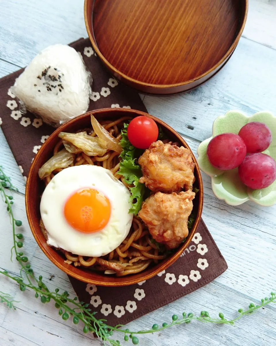 娘弁当☺️  焼きそば弁当  目玉焼き  唐揚げ  プチトマト🍅  ぶどう🍇  おにぎり🍙|e  satoさん