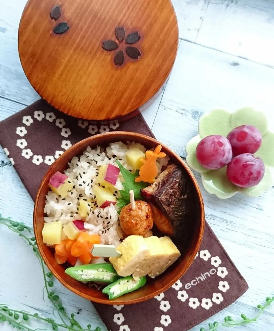 娘弁当☺️  さつまいもごはん  さわらの味噌漬け  つくね  卵焼き  人参と蓮根の煮物  めんつゆオクラ  ぶどう🍇|e  satoさん