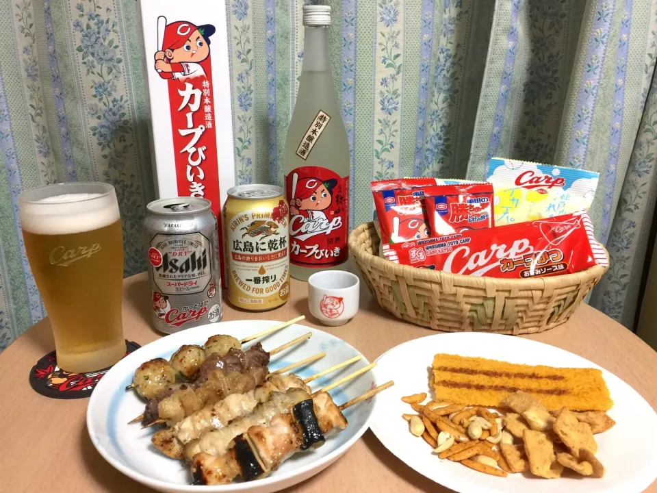 Snapdishの料理写真:スーパードライ（カープ缶）
一番搾り 広島に乾杯
特別本醸造酒 カープびいき
カープかつ お好みソース味
カープイカ天 瀬戸内れもん味
亀田の勝ちの種 お好み焼風味
w/ やきとり|T. Wonderさん