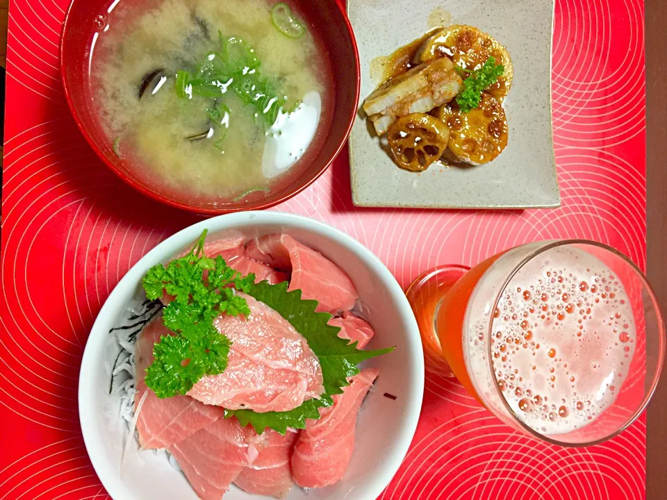 マグロ丼。シジミの味噌汁。レンコンのひき肉挟み甘辛炒め。|りょうさん