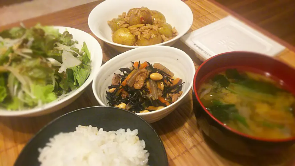 Snapdishの料理写真:ひじきの煮物、
小じゃかの甘辛煮、
白ﾒｼ🍚に納豆on～
の晩ごはん✨|kaz(*･ω･)さん