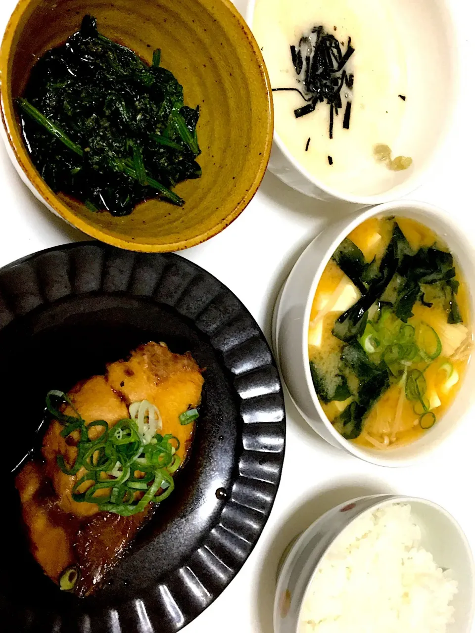 とろろごはんと、ぶりの煮付けと、ほうれん草の胡麻和え。普通。🤔 でも久々の自炊なので撮ってみた。笑|KKOさん