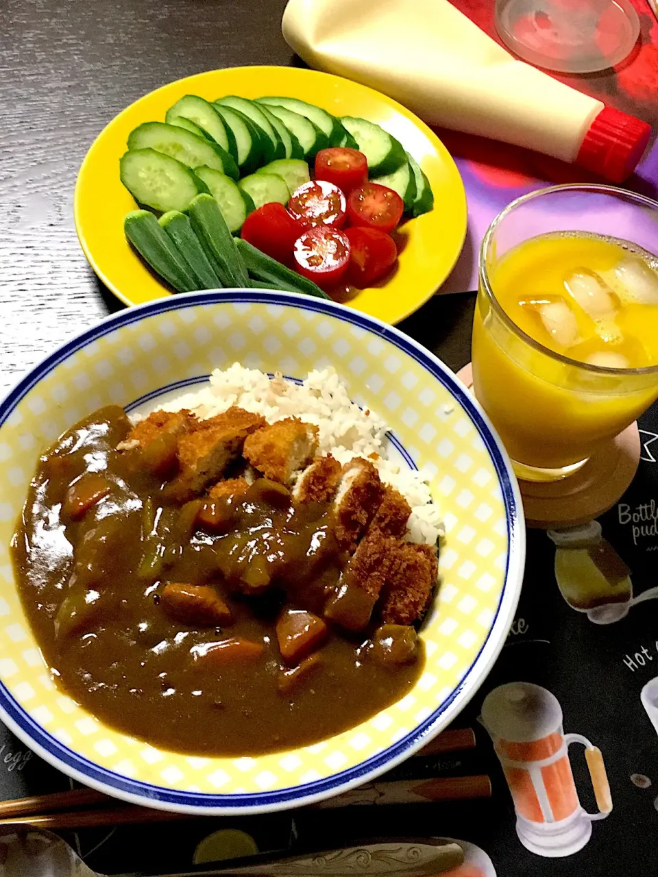 カツカレー、キュウリ、塩ゆでオクラ、フルーツトマト、オレンジジュース(*^｡^*)|ライムさん