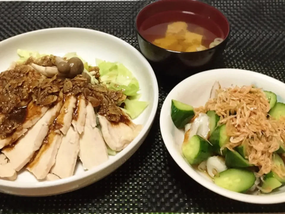 蒸し鶏のアーモンド味噌ダレ・豆腐のおつゆ・きゅうりと豆ちくわの和え物|美也子さん