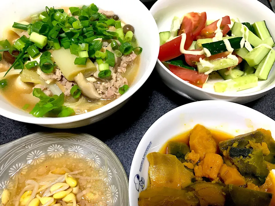 おっきりこみ数種類キノコ豚野菜たっぷり温汁うどん、トマトきゅうり、もやし、冷かぼちゃ|ms903さん