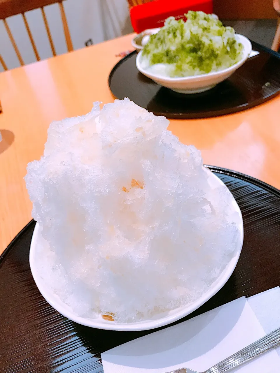 Snapdishの料理写真:桃のかき氷
一見ただの氷、実は薄〜い薄いピンクベージュのシロップと中には凍った桃の果肉が入ってるよ(^-^)|tabyさん