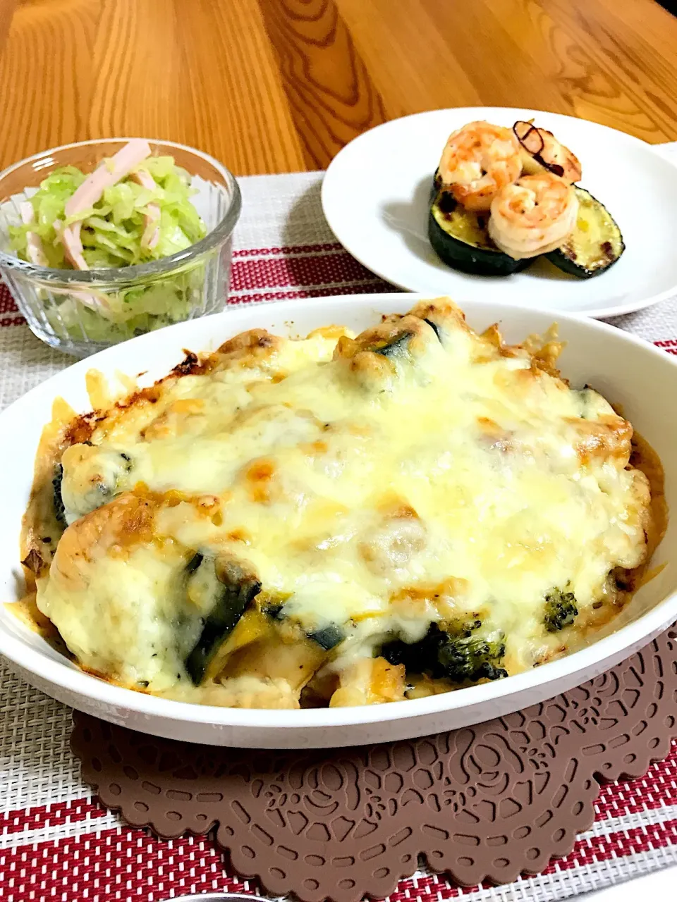 【秋の晩ご飯】かぼちゃグラタン、エビとズッキーニのペペロンチーノ、キャベツとハムのマリネ|sayaさん