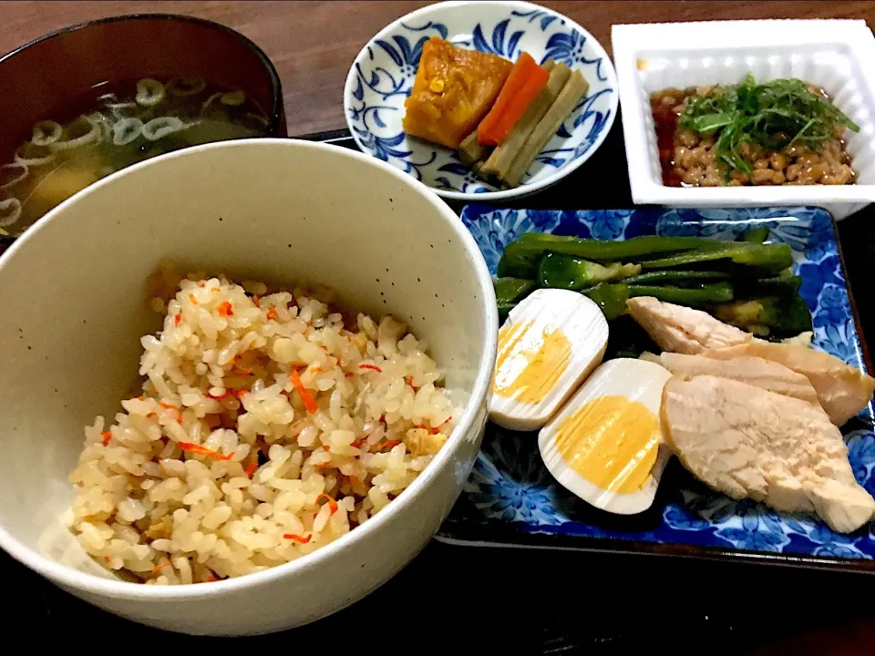 単身赴任の晩ごはん🌙✨
かやくご飯
鶏のロース煮
味付けたまご🥚
ピーマンの焼き浸し
かぼちゃの煮物🎃
きんぴらゴボウ
納豆（大葉、めんつゆ）
ワカメの味噌汁|ぽんたさん