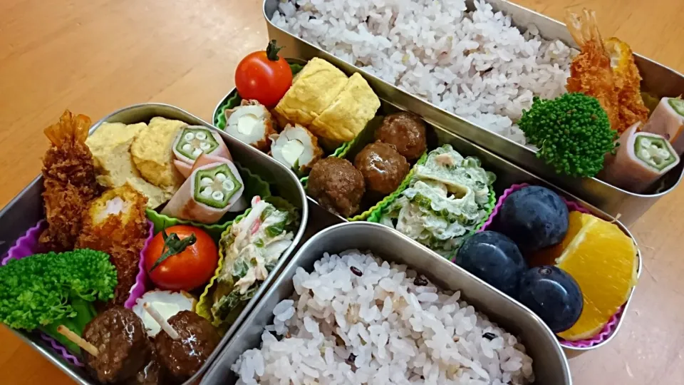 Snapdishの料理写真:9月19日エビフライと玉子焼き おくらハム巻き ゴーヤサラダ弁当 巨峰オレンジ|あけみさん