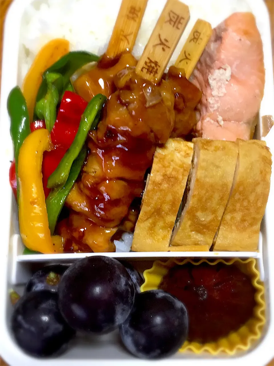 Snapdishの料理写真:9月19日 秋のフルーツ🌰焼き鳥弁当🍱|かよっぺさん