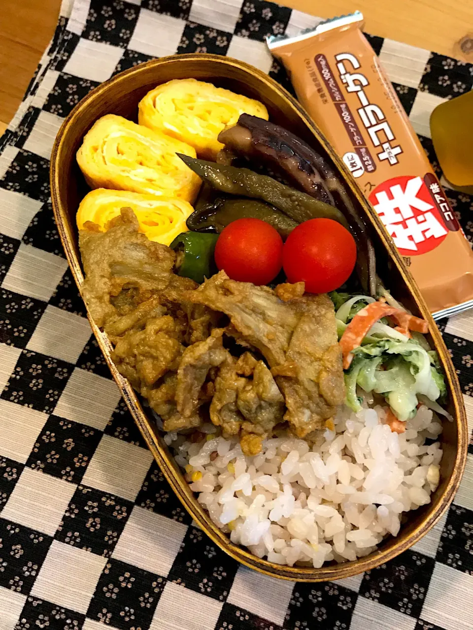 パパたろ弁当🍱

雑穀ごはん
ゴーヤ 玉ねぎ サラミのサラダ
ミニトマト
なす 獅子唐 いかの甘辛煮
卵焼き
ごぼ天|ひななぎさん