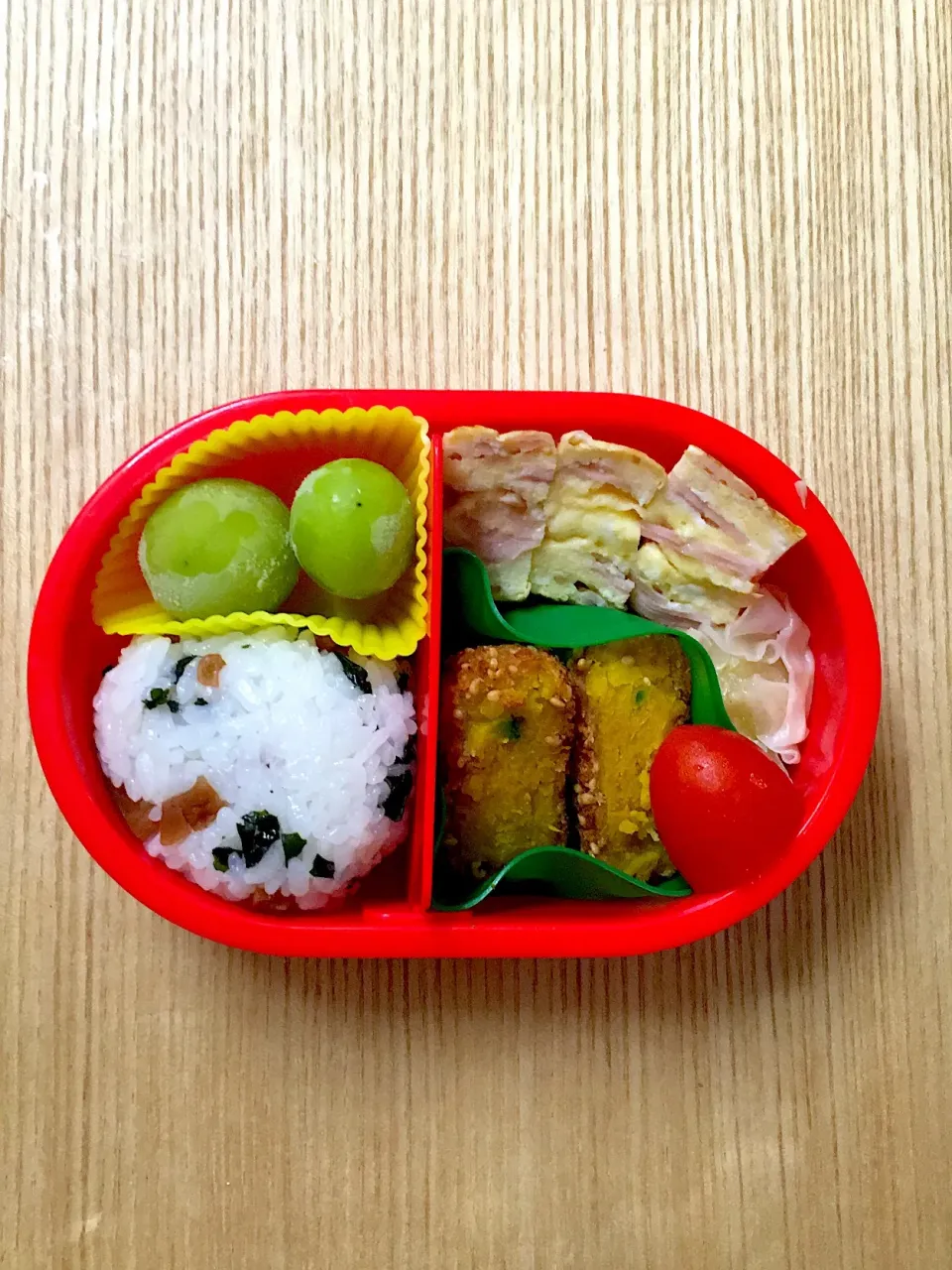 #ムスメ弁当 

かぼちゃコロッケ、ハム卵焼き、海老シュウマイ、ミニトマト、おにぎり、マスカット|mossan＠OSAKAさん