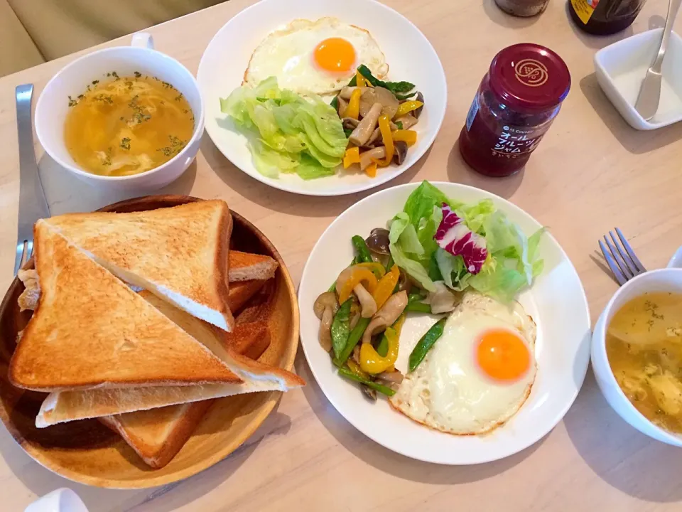 今日は、ハニー手作り朝食です😍👍
大好きなパン🍞 モリモリプレート タマゴスープをいただきます〜|Booパパさん